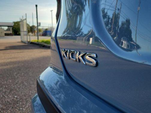 2023 Nissan Kicks SR