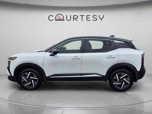 2t Wht Blk Roof 2025 Nissan Kicks SV