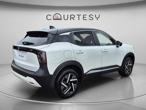 2t Wht Blk Roof 2025 Nissan Kicks SV