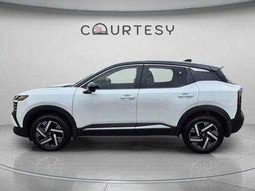 2t Wht Blk Roof 2025 Nissan Kicks SV