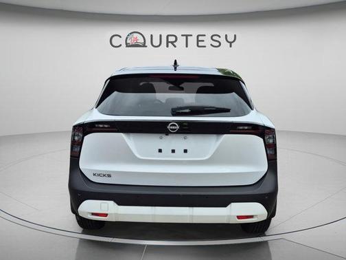 2t Wht Blk Roof 2025 Nissan Kicks SV