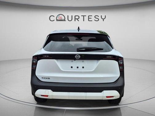 2t Wht Blk Roof 2025 Nissan Kicks SV