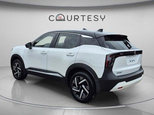 2t Wht Blk Roof 2025 Nissan Kicks SV