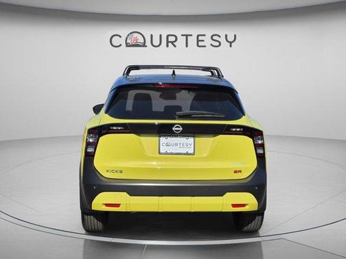 2t Ylw Blk Roof 2025 Nissan Kicks SR