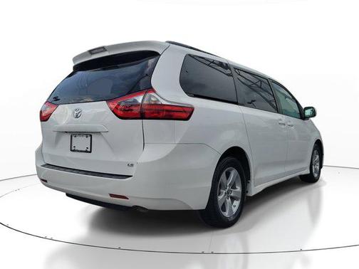 2020 Toyota Sienna LE