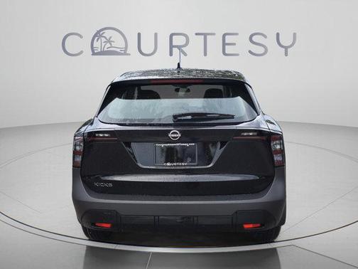 Super Black 2027 Nissan Kicks S