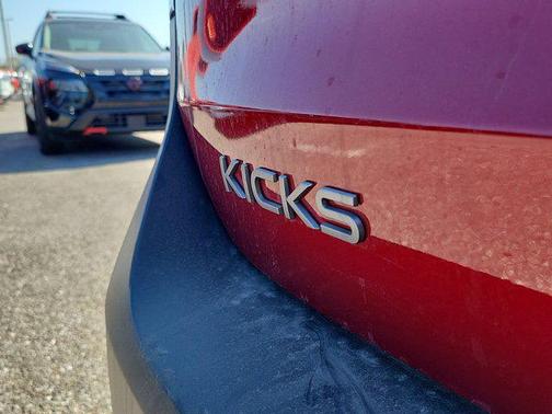 2025 Nissan Kicks SR