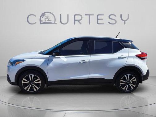 Aspen White / Super Black 2019 Nissan Kicks SV