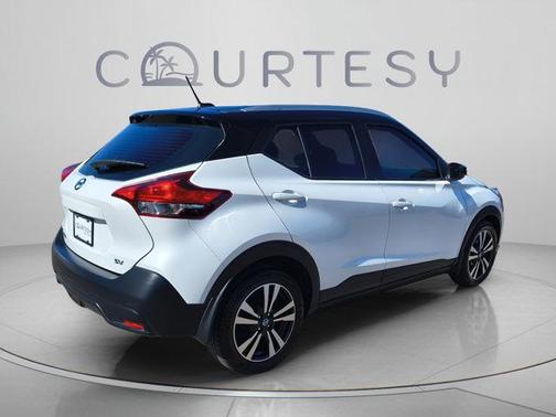 Aspen White / Super Black 2019 Nissan Kicks SV