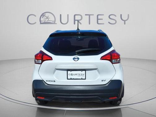Aspen White / Super Black 2019 Nissan Kicks SV