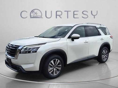 White 2022 Nissan Pathfinder SL