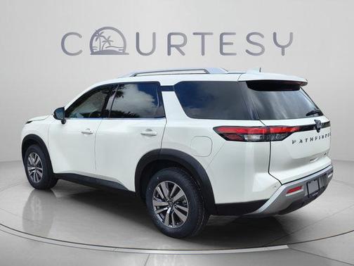White 2022 Nissan Pathfinder SL