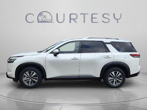 White 2022 Nissan Pathfinder SL