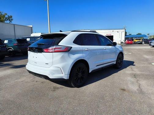 Oxford White 2024 Ford Edge SE