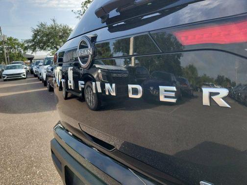 2024 Nissan Pathfinder SV FWD