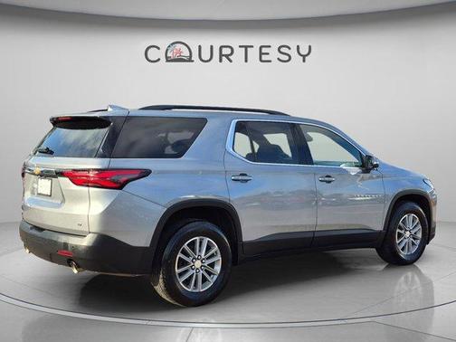 Sterling Gray Metallic 2023 Chevrolet Traverse LT Cloth