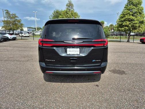 Brilliant Black Crystal Pearlcoat 2023 Chrysler Pacifica Hybrid Limited