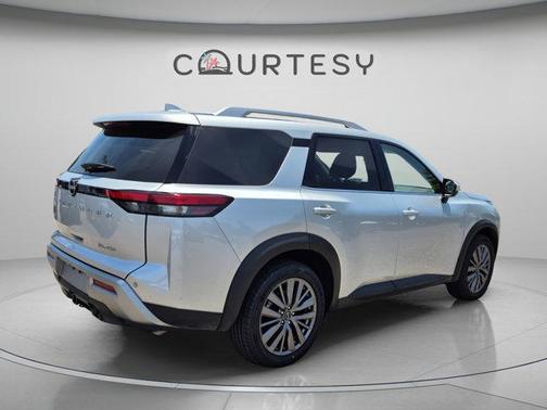 Brilliant Silver Metallic 2024 Nissan Pathfinder SL