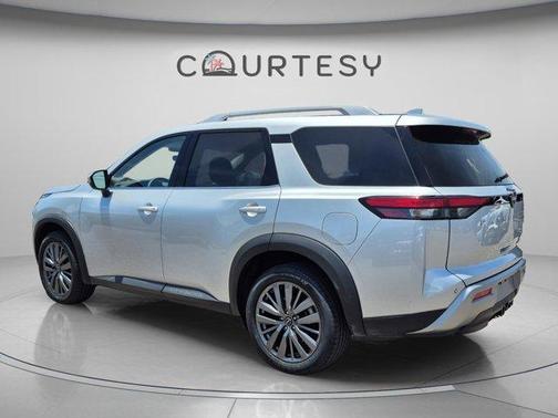 Brilliant Silver Metallic 2024 Nissan Pathfinder SL