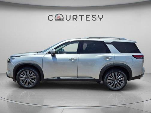 Brilliant Silver Metallic 2024 Nissan Pathfinder SL