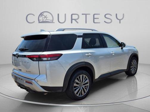 Brilliant Silver Metallic 2024 Nissan Pathfinder SL