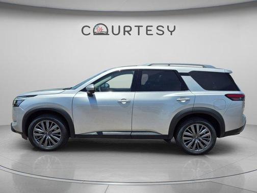 Brilliant Silver Metallic 2024 Nissan Pathfinder SL