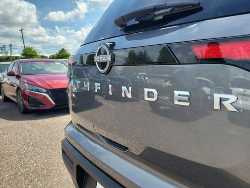 2025 Nissan Pathfinder SV FWD