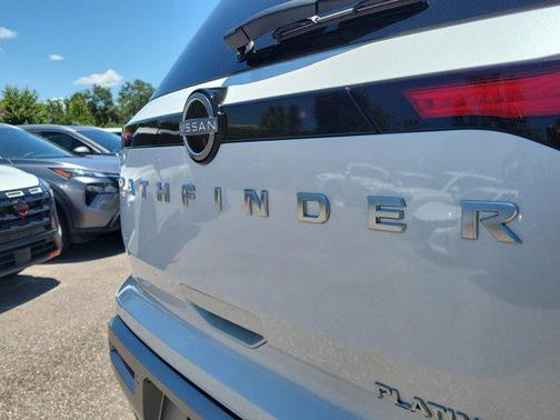 2025 Nissan Pathfinder Platinum FWD