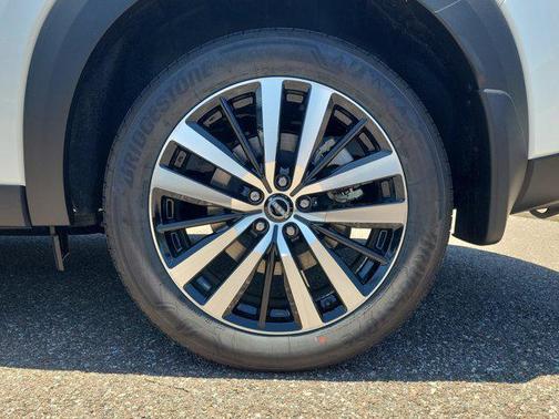 2025 Nissan Pathfinder Platinum FWD