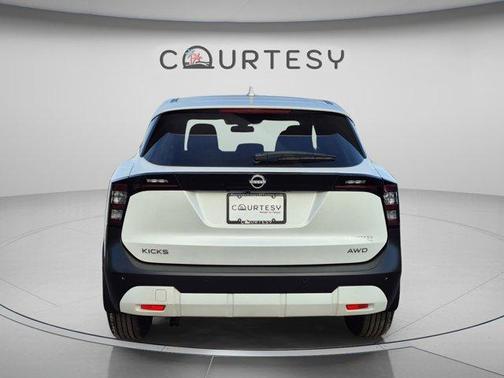 Aspen White Tri 2025 Nissan Kicks SV