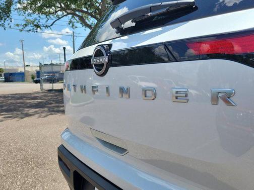 2025 Nissan Pathfinder SV FWD