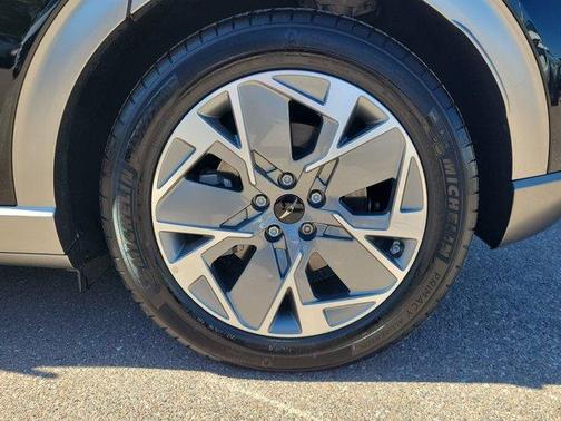 2024 Genesis GV60 Standard