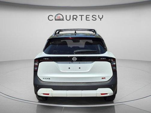 Aspen White Tricoat 2026 Nissan Kicks SR