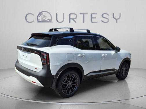 2t Wht Blk Roof 2026 Nissan Kicks SR