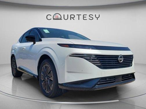 White / Black 2026 Nissan Murano Platinum