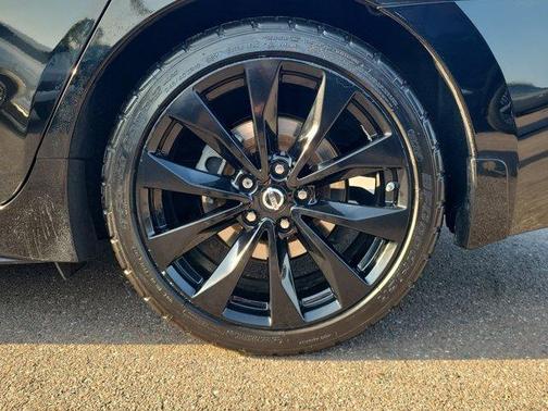 Black 2017 Nissan Maxima 3.5 SR