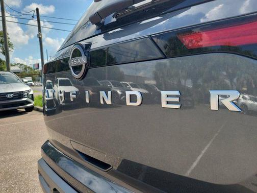 2025 Nissan Pathfinder SL FWD