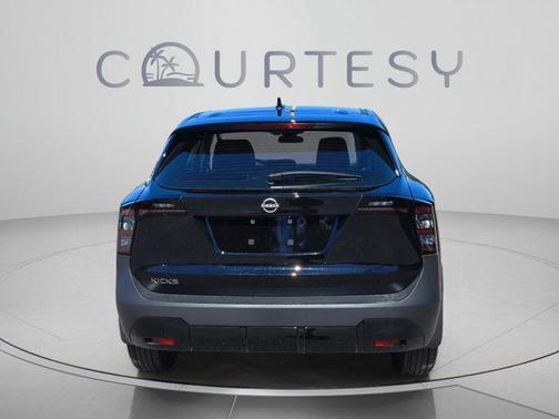 Super Black 2027 Nissan Kicks S