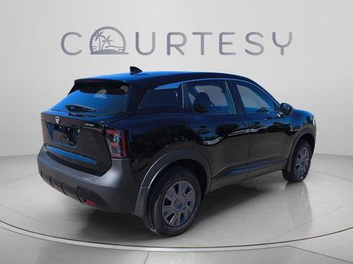 Super Black 2027 Nissan Kicks S