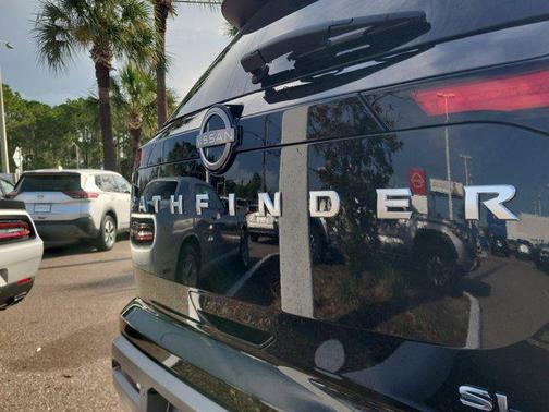 2025 Nissan Pathfinder SL FWD
