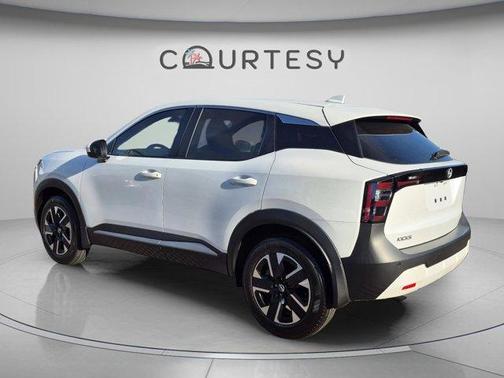 Aspen White Tri 2025 Nissan Kicks SV