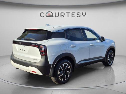 Aspen White Tri 2025 Nissan Kicks SV