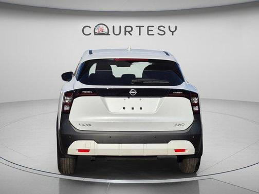 Aspen White Tri 2025 Nissan Kicks SV