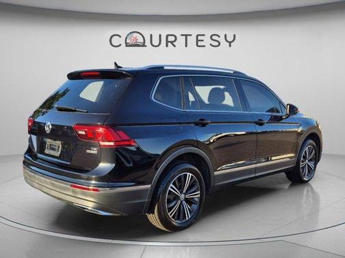 Deep Black Pearl Effect 2018 Volkswagen Tiguan 2.0T SEL
