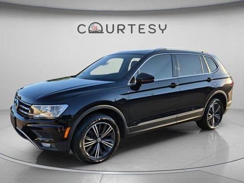 Deep Black Pearl Effect 2018 Volkswagen Tiguan 2.0T SEL