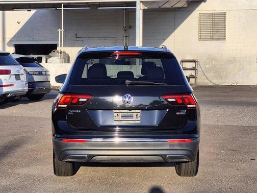 Deep Black Pearl Effect 2018 Volkswagen Tiguan 2.0T SEL