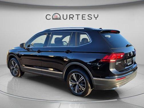 Deep Black Pearl Effect 2018 Volkswagen Tiguan 2.0T SEL