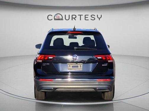 Deep Black Pearl Effect 2018 Volkswagen Tiguan 2.0T SEL