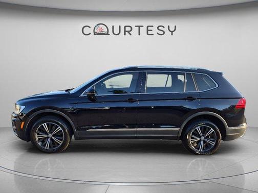 Deep Black Pearl Effect 2018 Volkswagen Tiguan 2.0T SEL
