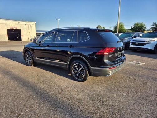 Deep Black Pearl Effect 2018 Volkswagen Tiguan 2.0T SEL